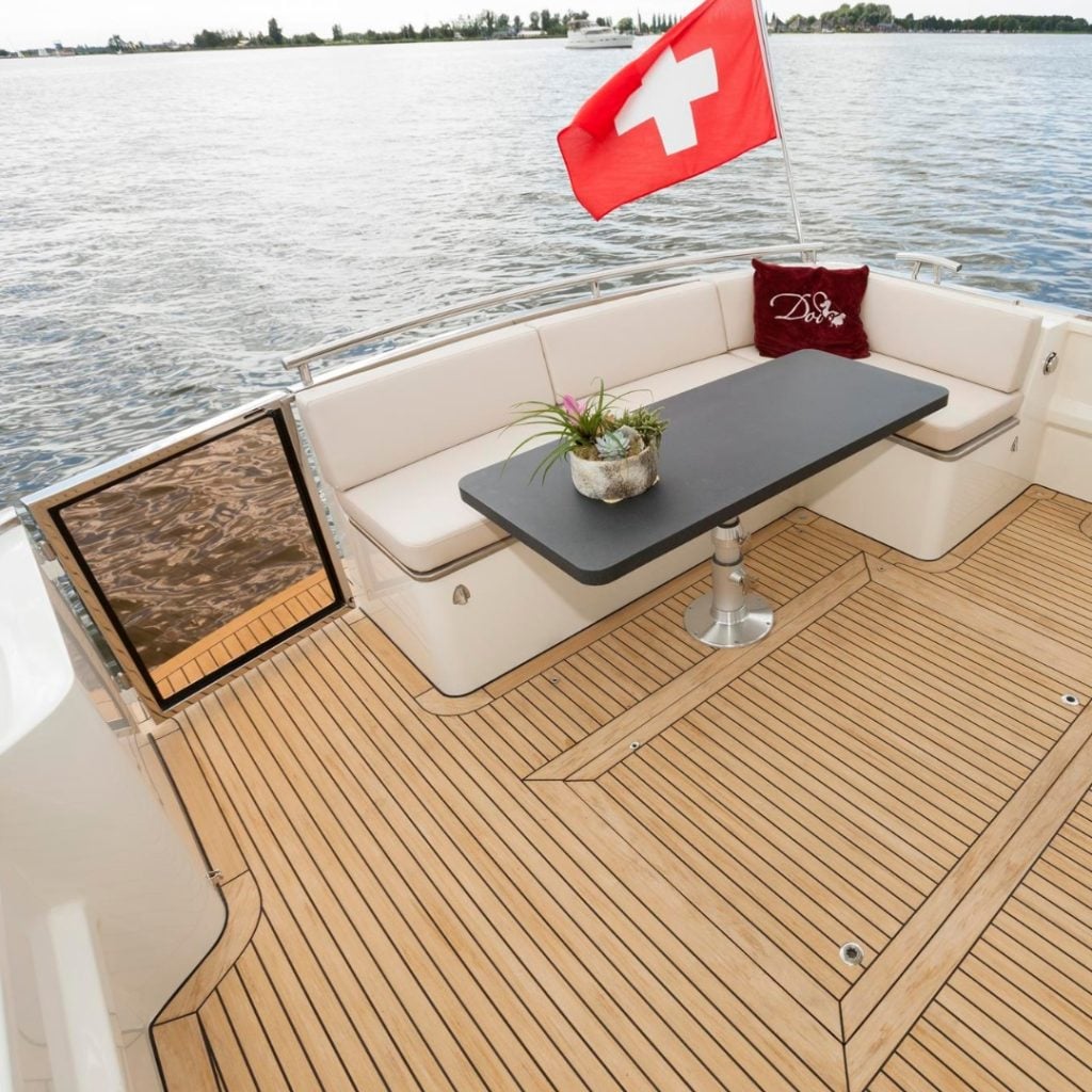 Monteret med Flexiteek Scrubbed med sort fugemasse