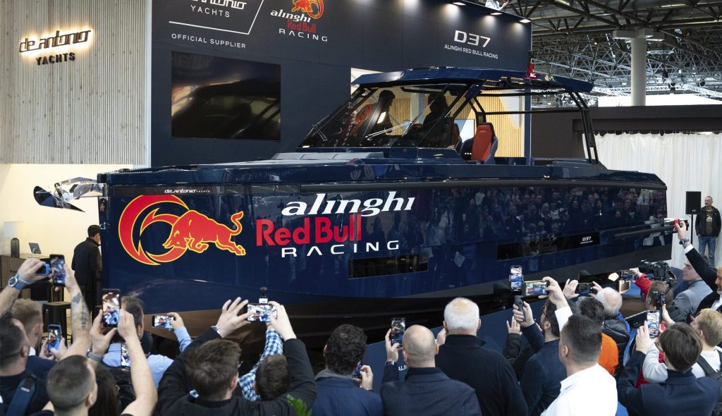 De Antonio Yachts D37 udstyret med Flexiteek-dæk