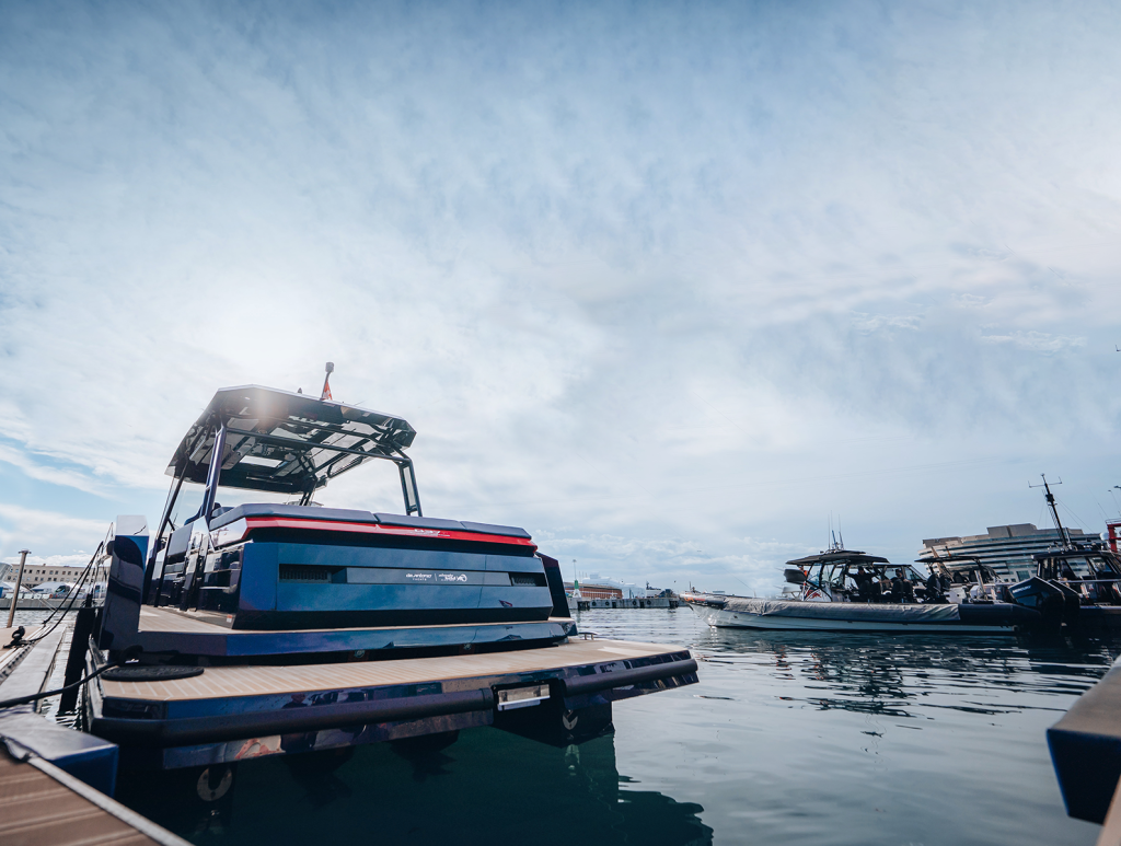 Flexiteek Bleached med hvid kalfatring på De Antonio D37 Alinghi Red Bull Racing