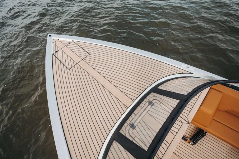 BK Yachts - falmet med sort kalfatring - Brandkuip