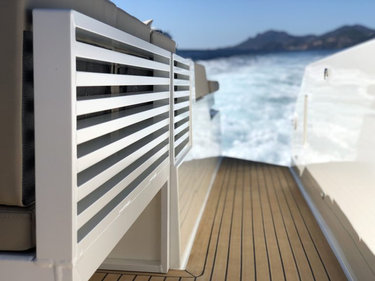 De Antonio Yachts D42 Open - Scrubbed med sort - De Antonio