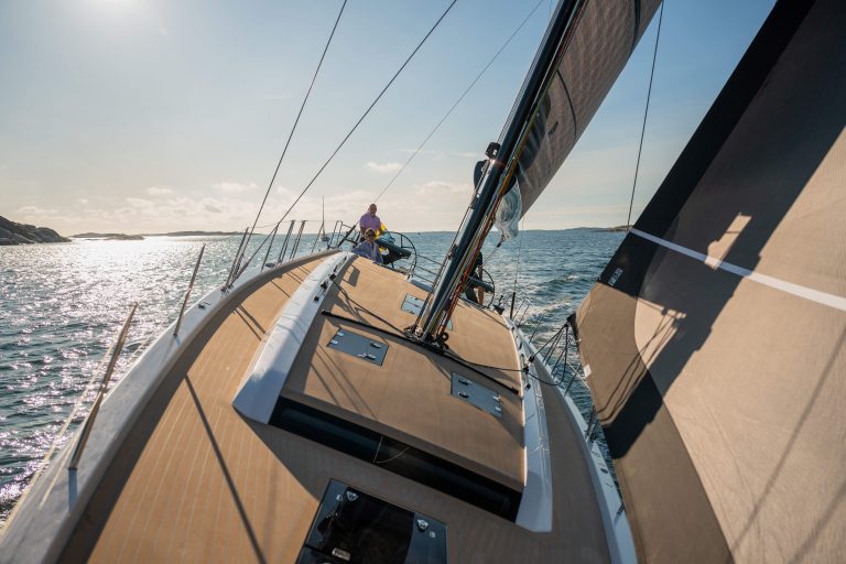 Arcona 50 - Teak med grå fugning - Arcona Yachts