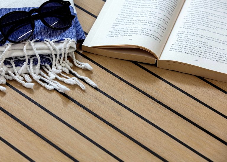 Bleached med sort fugning og afslapning - Flexiteek International Ltd