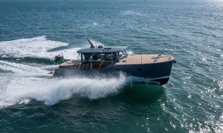 Dale Classic 37 - Teak med sort kalfatring - Dale