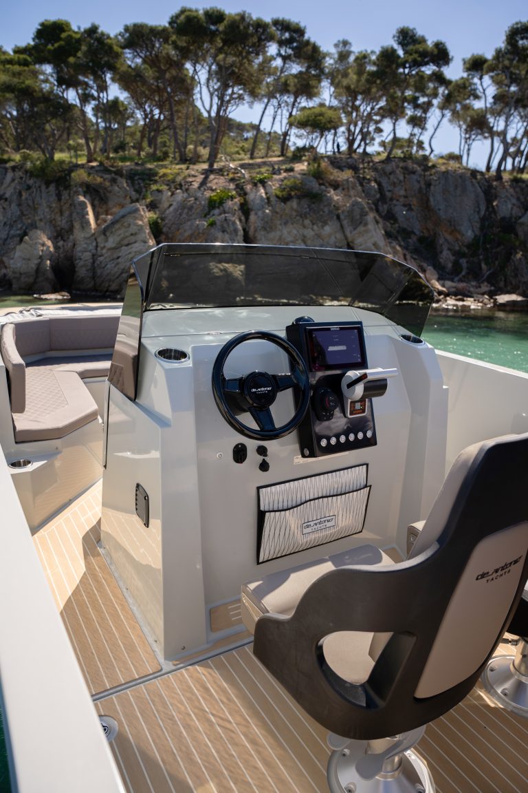 De Antonio Yacht E23 front - Scrubbed med hvid kalfatring - De Antonio