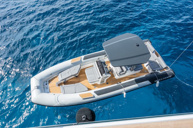 EMERALD-Yacht-for-charter- Scrubbed med sort - Williams jet tenders