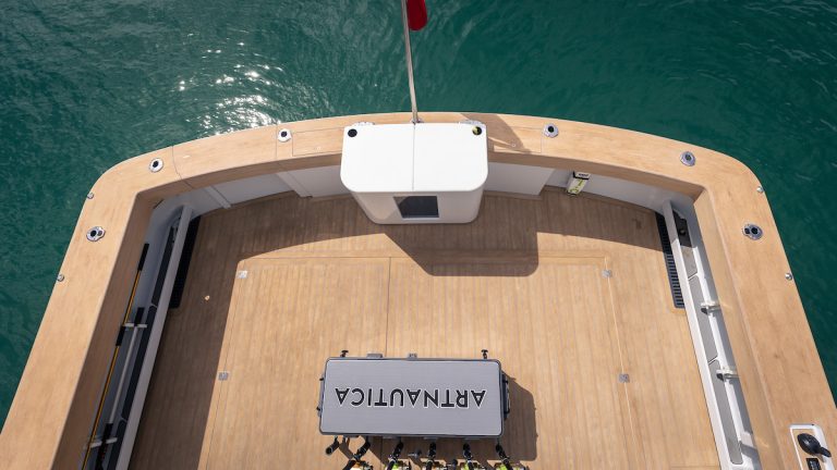 Makuku 60ft Sportfisher - Scrubbed med grå fugemasse Lloyd Stevenson Yachts