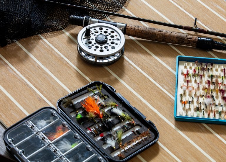 Scrubbed med hvid kalfatring og fiskegrej - Flexiteek International Ltd