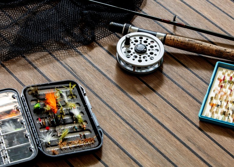 Walnut med sort fugning og fiskeudstyr - Flexiteek International Ltd