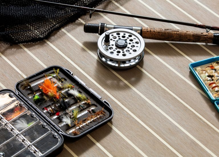 Weathered med hvid kalfatring og fiskeudstyr - Flexiteek International Ltd