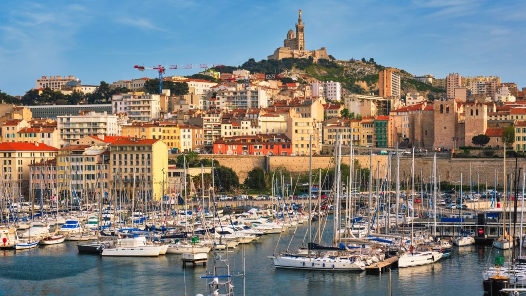 Det franske bådmarked – Den gamle havn i Marseille, Marseille, Frankrig, af Dmitry Rukhlenko