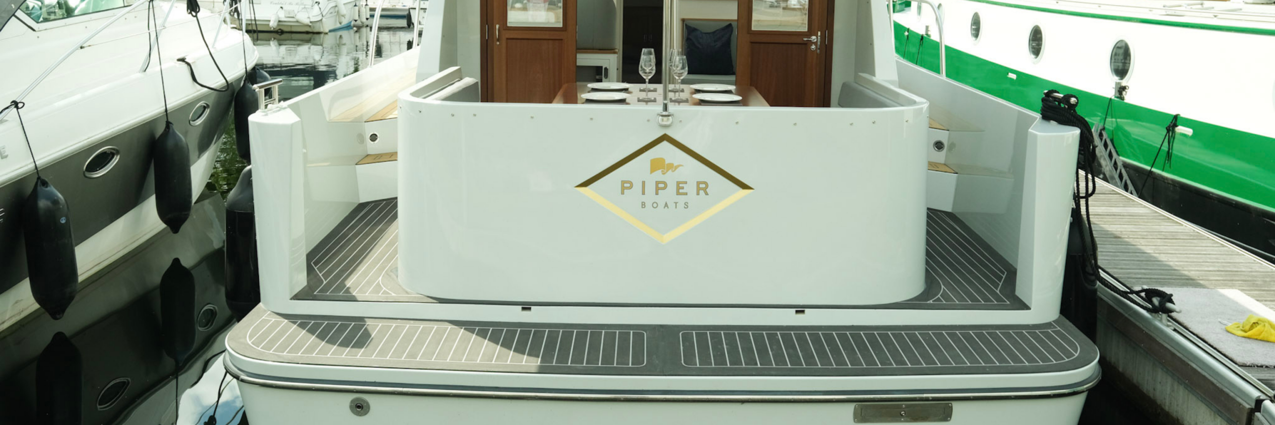 Piper Boats , die mit Flexiteek ausgestattet sind