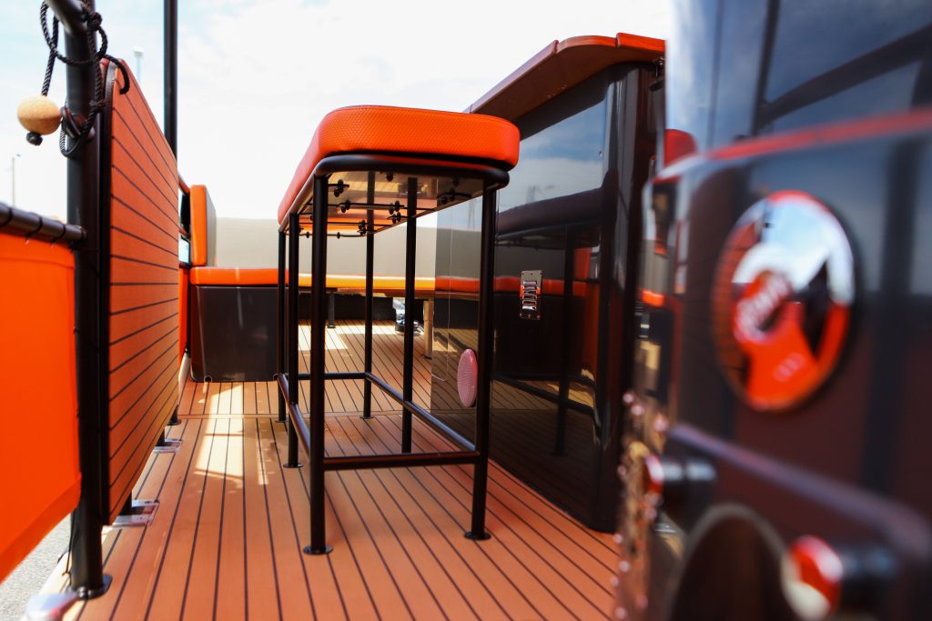 Beacher ist mit Flexiteek ausgestattet