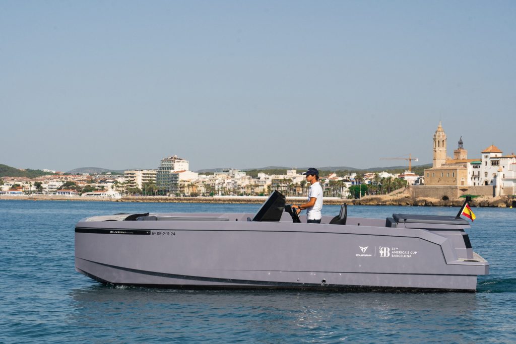 De Antonio Yachts E23 mit Flexiteek Grau und Schwarz abgedichtet