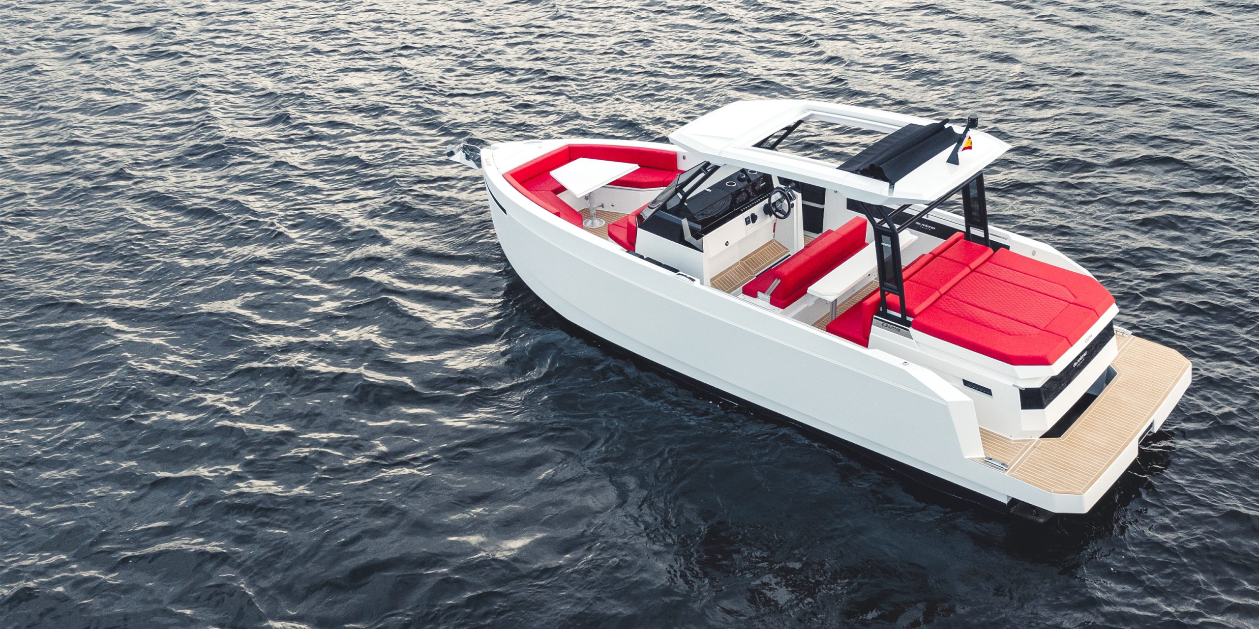 D29 Scrubbed Deckbelag mit weißem De Antonio Yachts