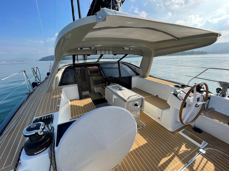 Pegasus 50 Electric - Oaya - Teak mit weißer Fugenmasse - Pegasus Yachts