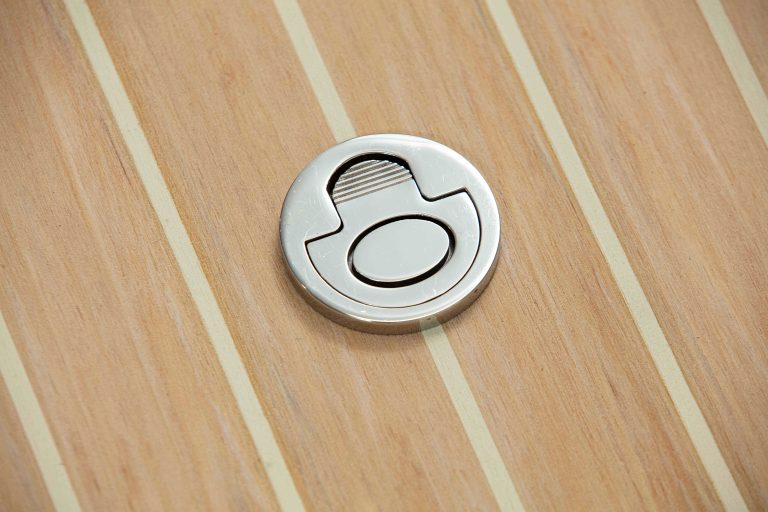 Ash mit weißen Abdichtungen und Stollen - Flexiteek International Ltd