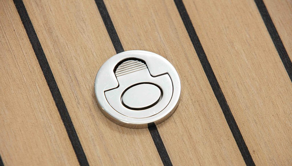 Bleached mit schwarzer Abdichtung und Klampe - Flexiteek International Ltd