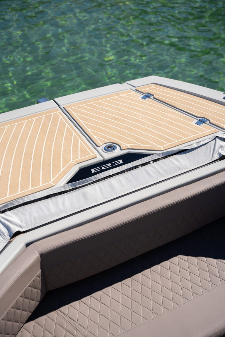 De Antonio Yacht E23 Rückseite - Mit weißer Fugenmasse Scrubbed - De Antonio