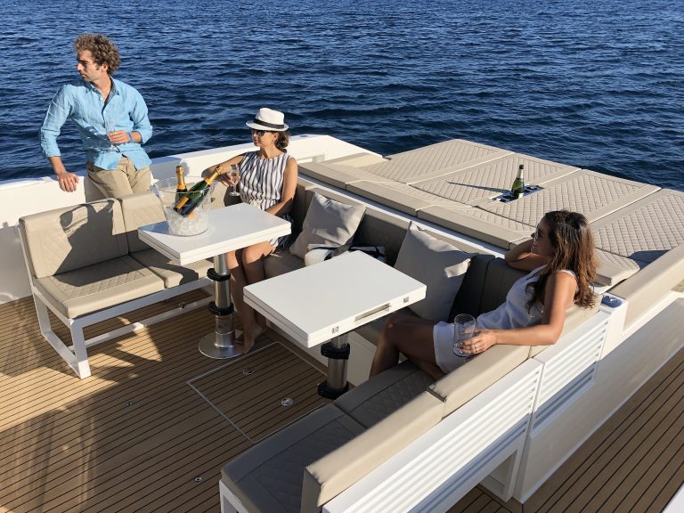 De Antonio Yachts D50 in geselliger Runde - Mit weißer Fugenmasse Scrubbed - De Antonio