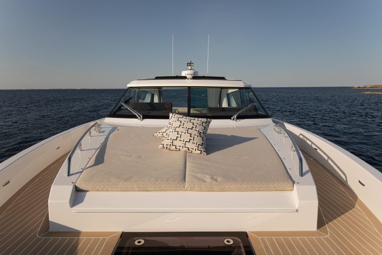 Delta 48 Coupé - Scrubbed mit weißem Fugenmörtel - Delta Powerboats