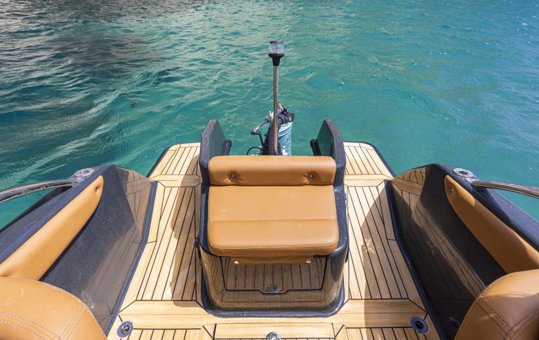 Magonis Rückseite des Bootes - Ausgestattet mit Scrubbed with Black - Magonis Electriv Boats