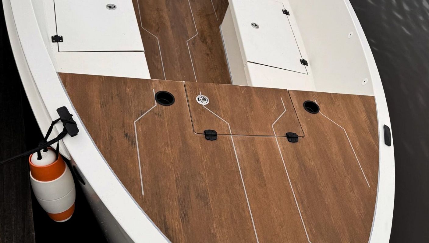 Flexiteek Walnut mit weißer CNC-Abdichtung