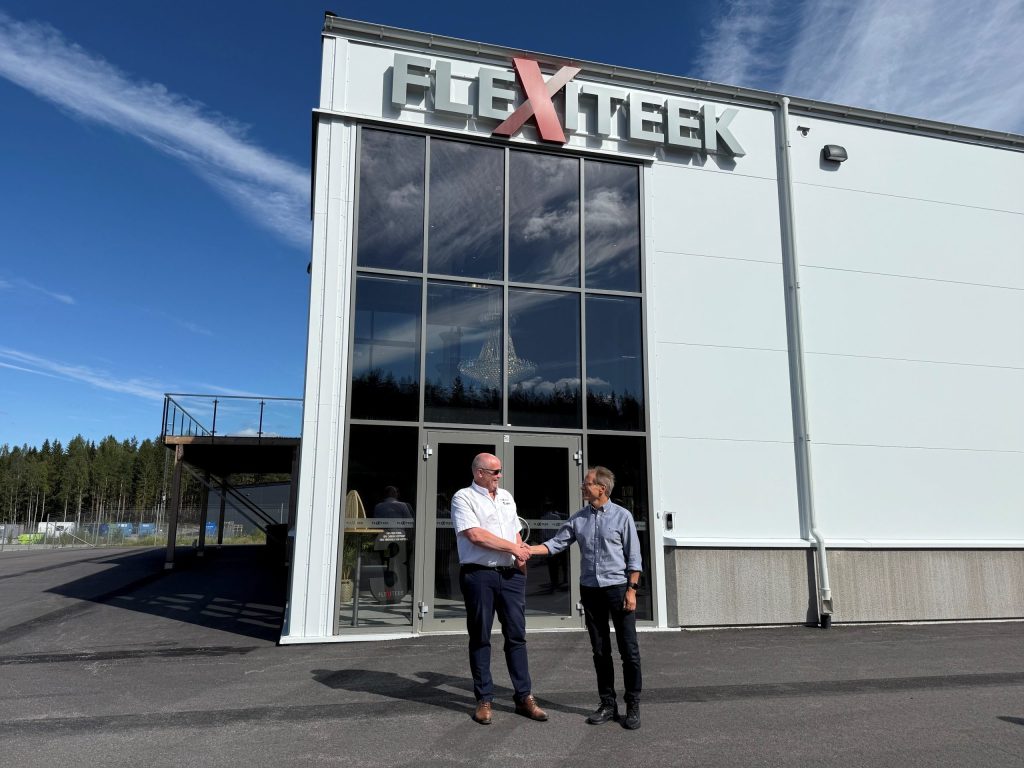 Flexiteek Sweden hand over between Tomas and Juha