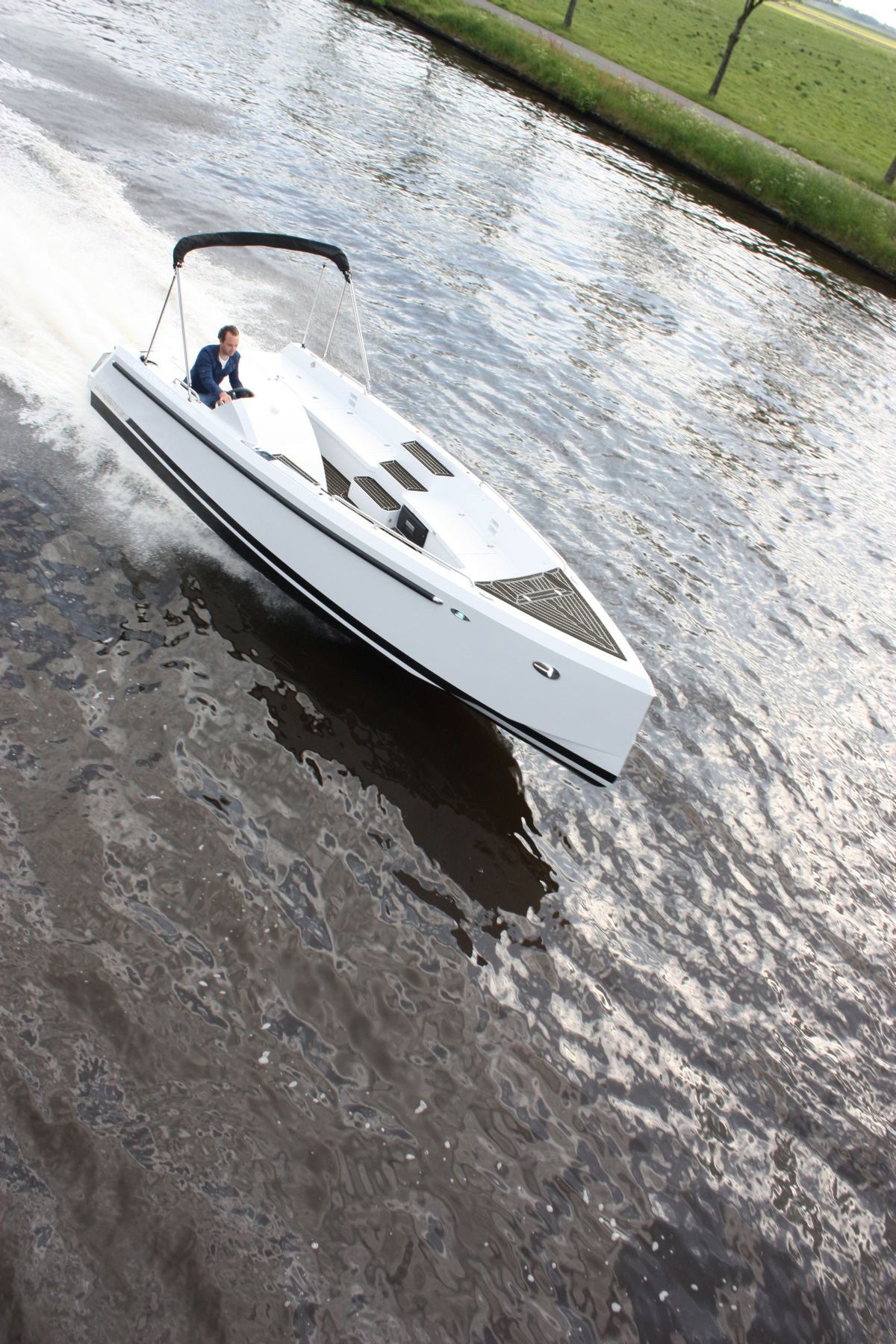 Bronson 25 in Carbon with white caulking