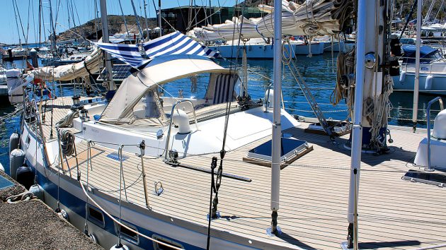 Boat fitted with Flexiteek synthetic decking