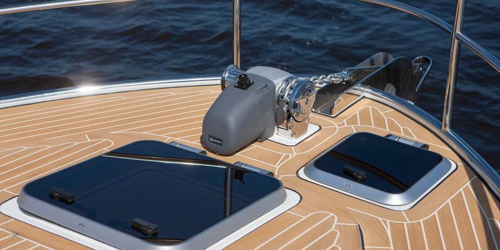 Andante 400 front - Scrubbed with black caulking - Aquanaut