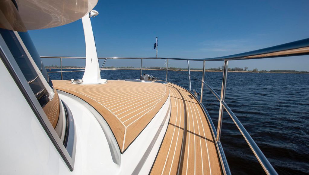 Andante 400 walkway and front - Scrubbed with black caulking - Aquanaut