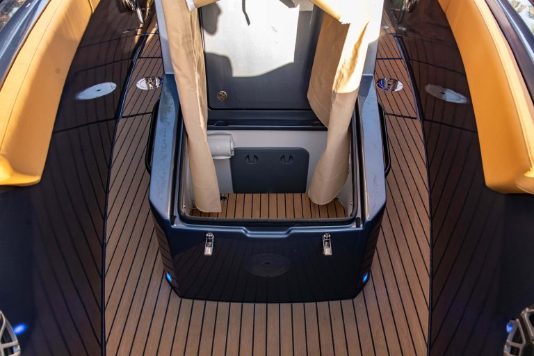 Iguana Sport deck - Teak with Black Caulking - Iguana