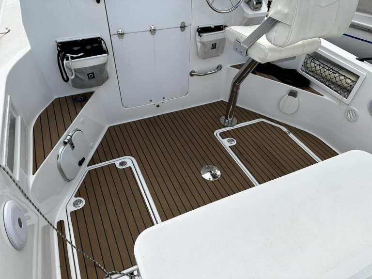 Ioxo 32 deck - Walnut with black caulking - Pogo Structures