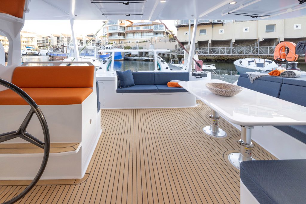 Balance Catamarans equipados con Flexiteek