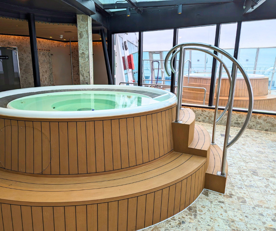 Bañera de hidromasaje equipada con Flexiteek Teak con calafateado negro