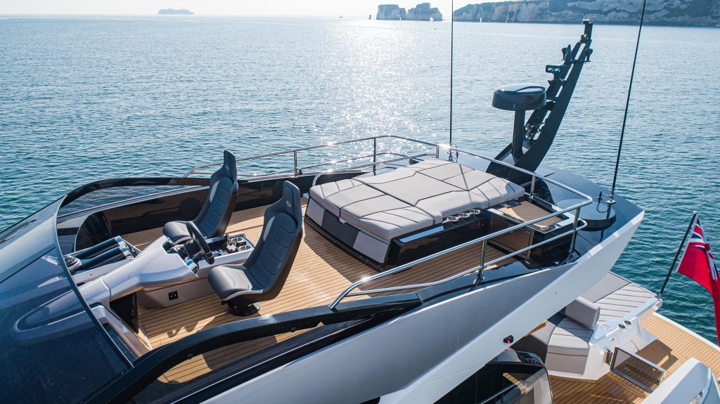 Sunseeker 65 Sport Yacht con teak sintética Flexiteek 2G en Teak con calafateado negro.