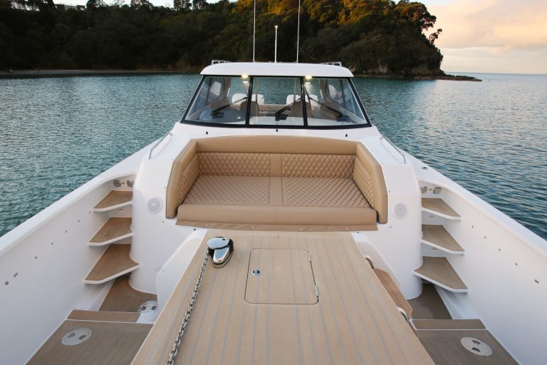 Catalyst 45 GT Scottie Road - Bleached con calafateado gris - Llyod Stenvenson Yachts