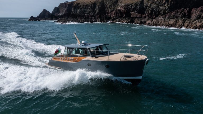 Dale Classic 37 - Teak con calafateado negro - Dale Sailing