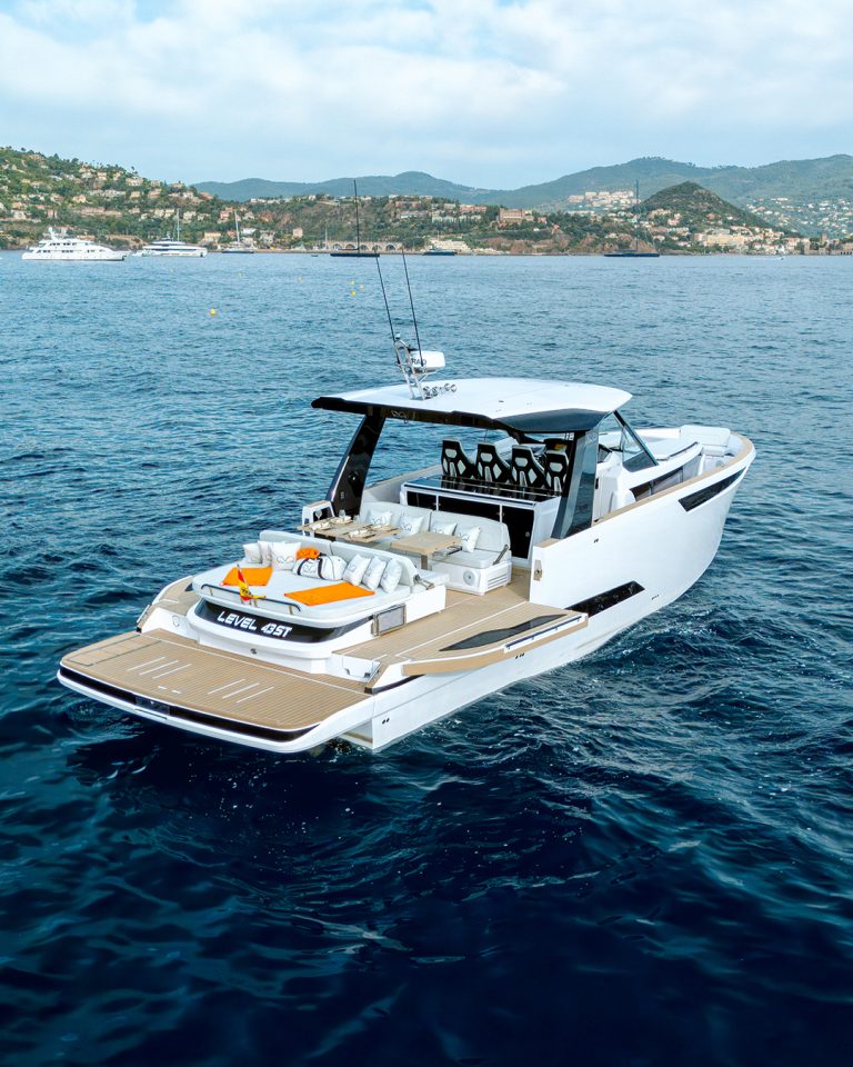 Level Yachts 43ST - Scrubbed con masilla blanca - Level Yachts