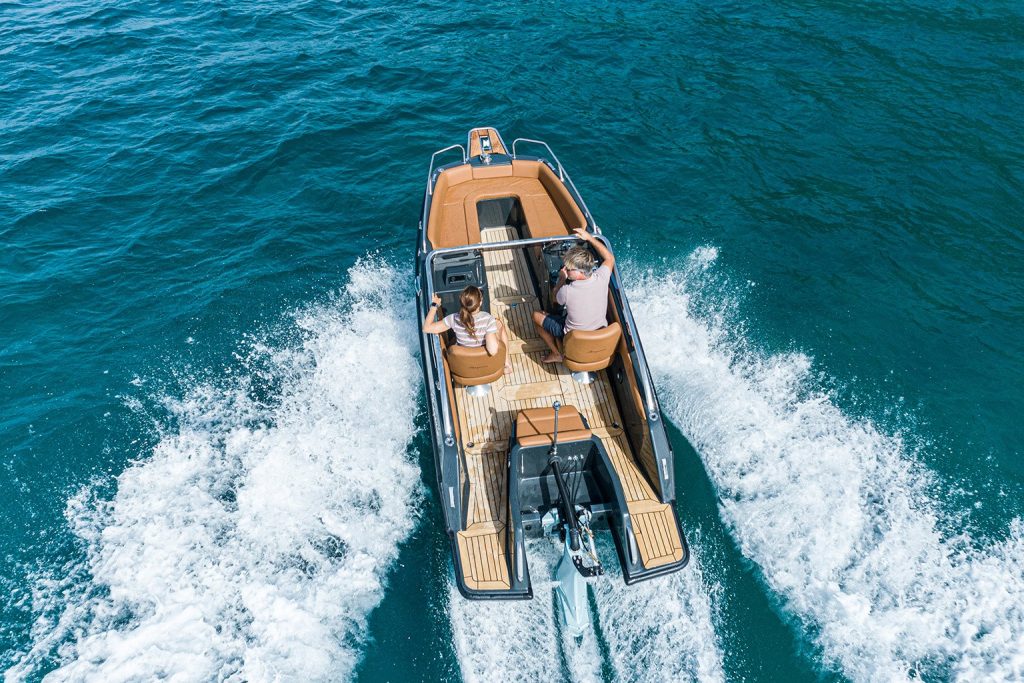 Magonis - Scrubbed con masilla negra - Magonis Electriv Boats