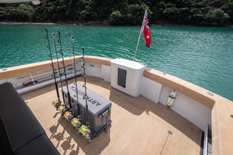 Makuku 60ft Sportfisher back - Scrubbed con calafateado gris Lloyd Stevenson Yachts