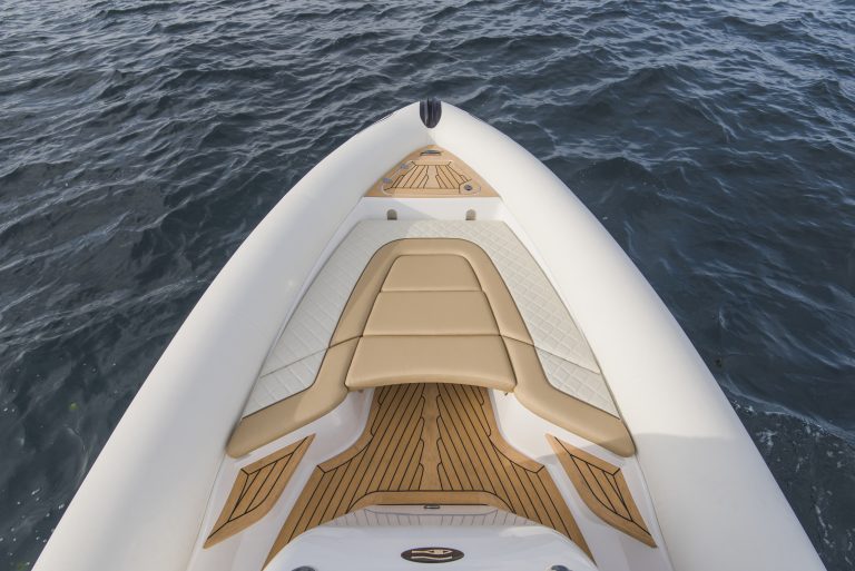 Ribeye Prime 821 proa y asiento - Teak con calafateado negro - Ribeye