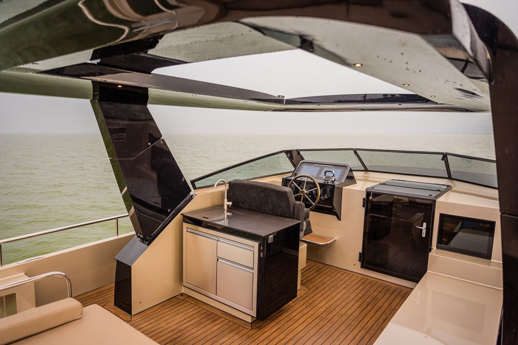 SLX54 Interior - Walnut con calafateado negro - Super Lauwersmeer