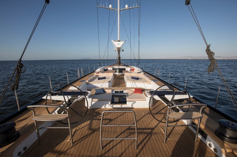 Wolfhound_now Cubierta Kiwayu - Teak con calafateado negro - Southern Wind