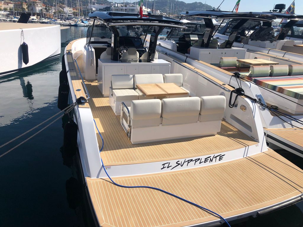 Pardo 38 équipé de Flexiteek 2G Scrubbed avec du mastic blanc
