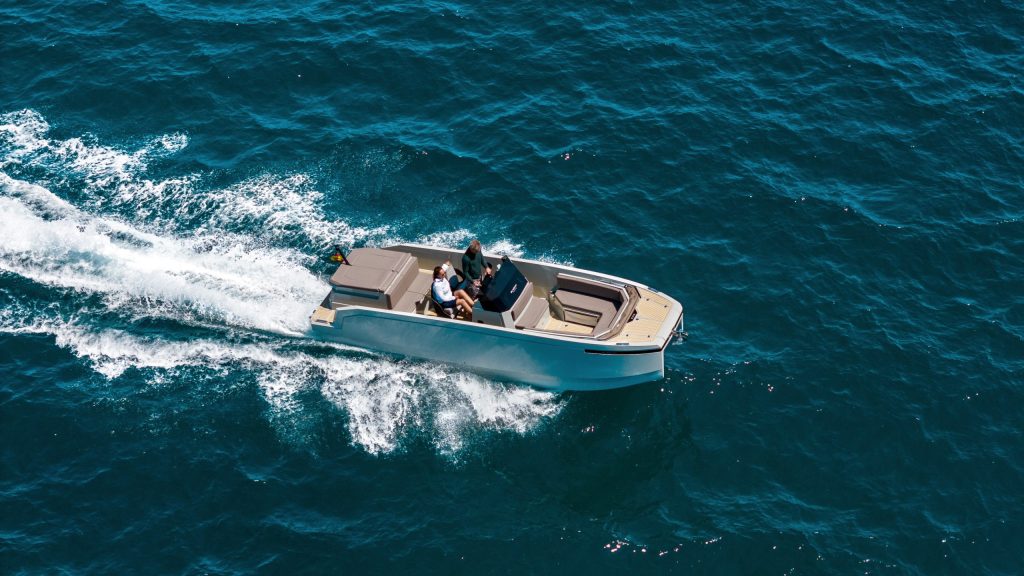 Le pont synthétique Flexiteek installé sur le bateau électrique De Antonio E23