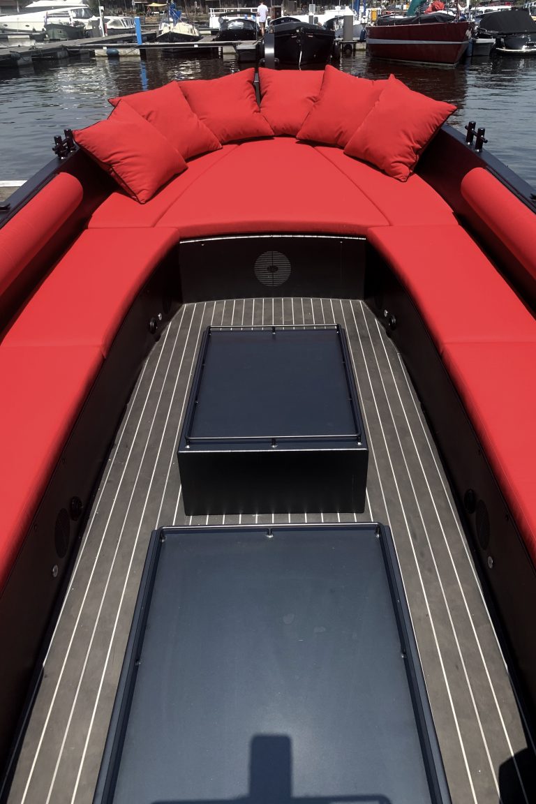 Davy &amp; Ørsted red seating - Carbon with white caulking - Davy &amp; Ørsted