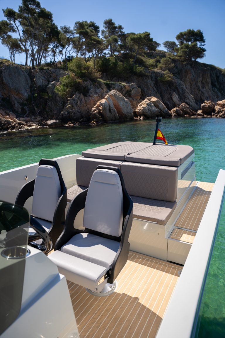 De Antonio Yachts E23 - Scrubbed avec du mastic blanc - De Antonio