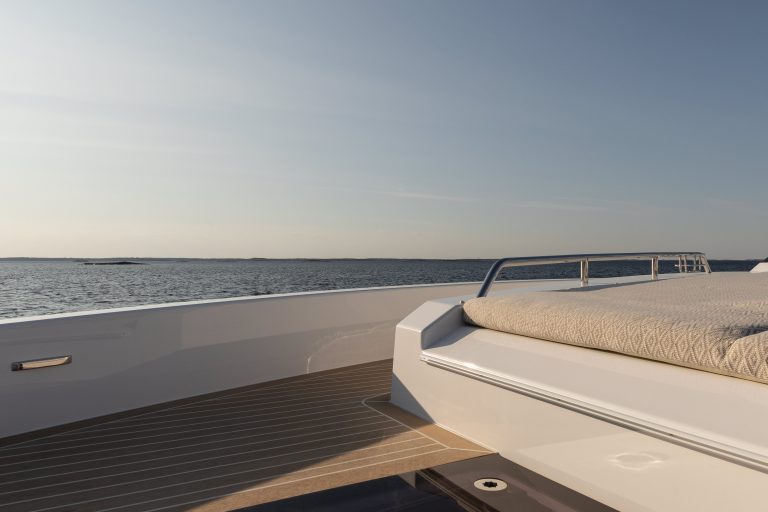 Delta 48 Coupé side - Scrubbed avec du mastic blanc - Delta Powerboats